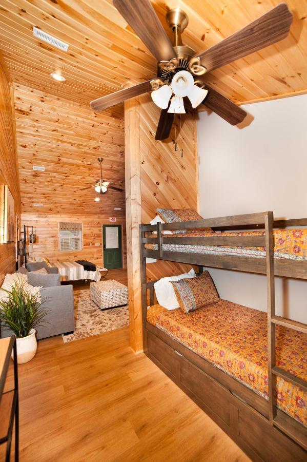 7Cs Lodging Flintstone Extérieur photo